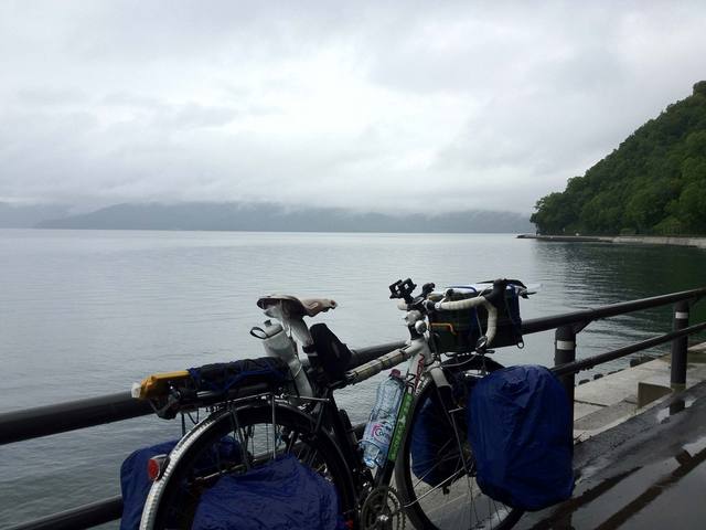 雨雲にすっかりと覆われた支笏湖